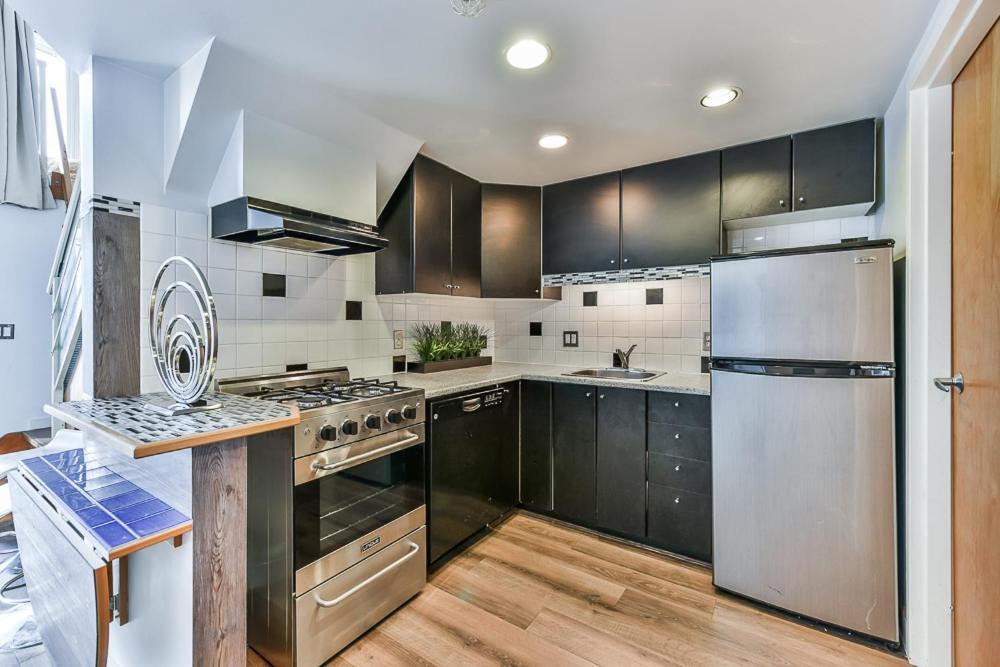 Apartment Funky Modern Loft In The Heart Of Downtown - #1 Location! *