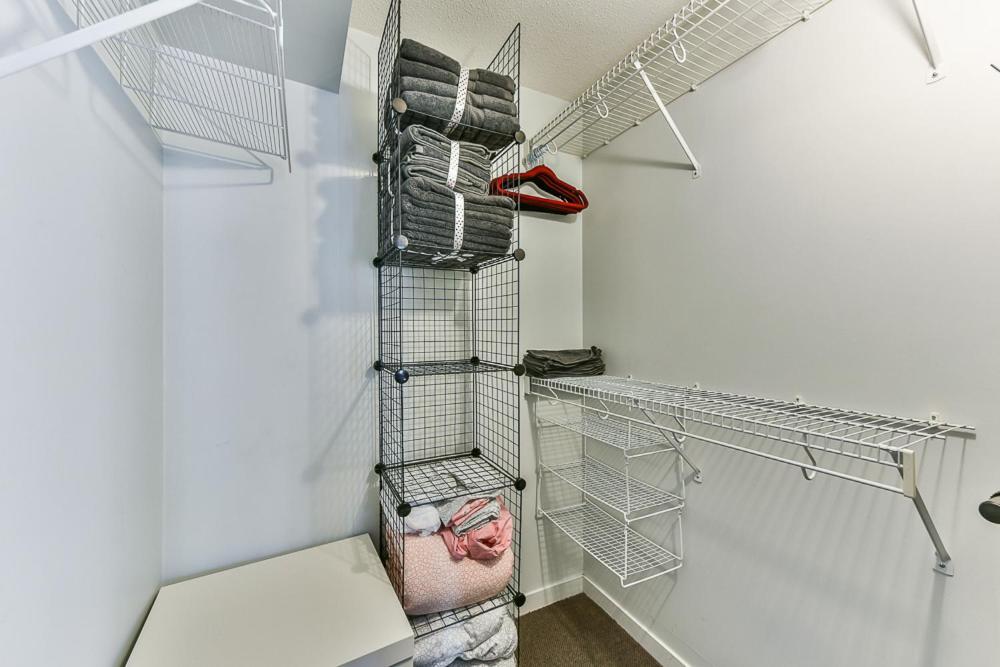 Funky Modern Loft In The Heart Of Downtown - #1 Location! *