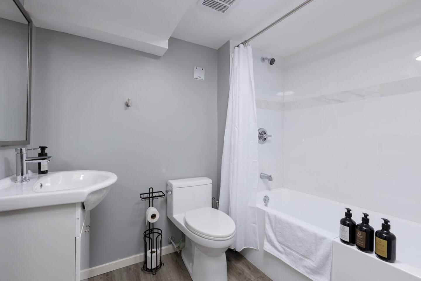 Spacious 4br Retreat Near Yvr And Dt