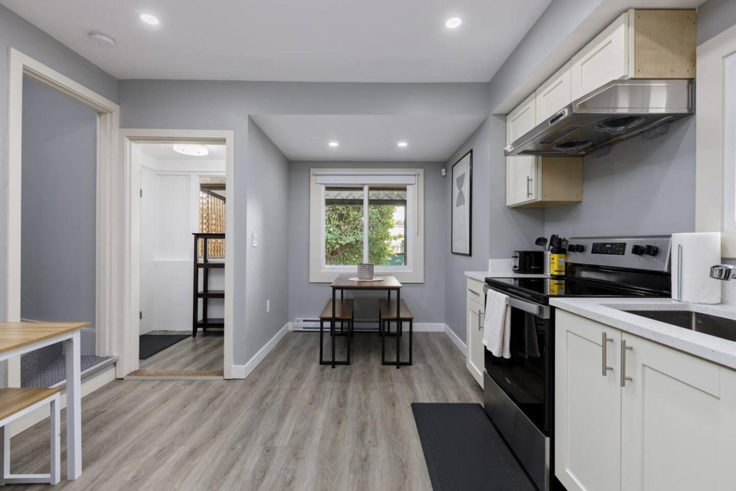 Spacious 4br Retreat Near Yvr And Dt * Vancouver