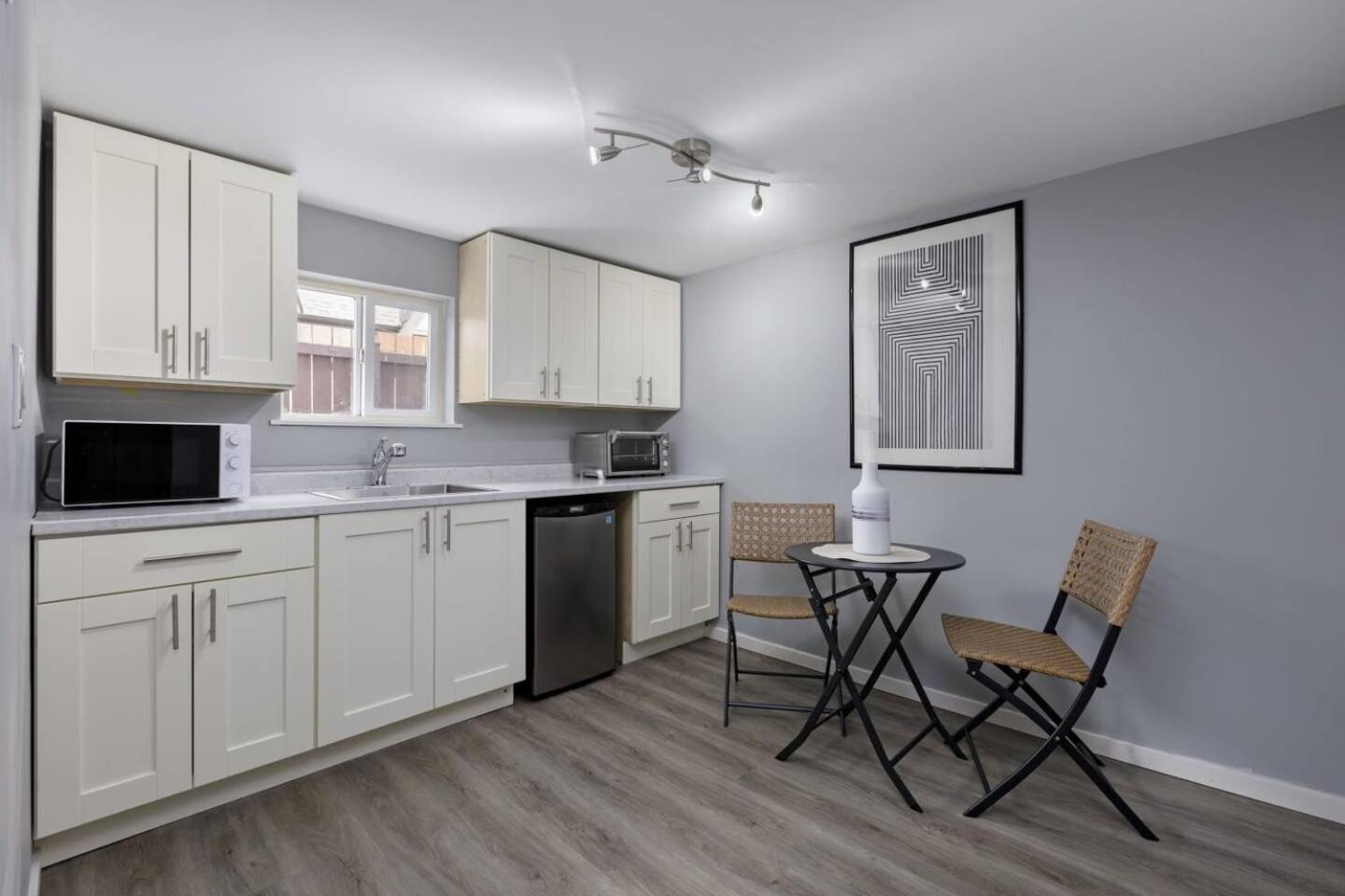 Spacious 4br Retreat Near Yvr And Dt * Vancouver