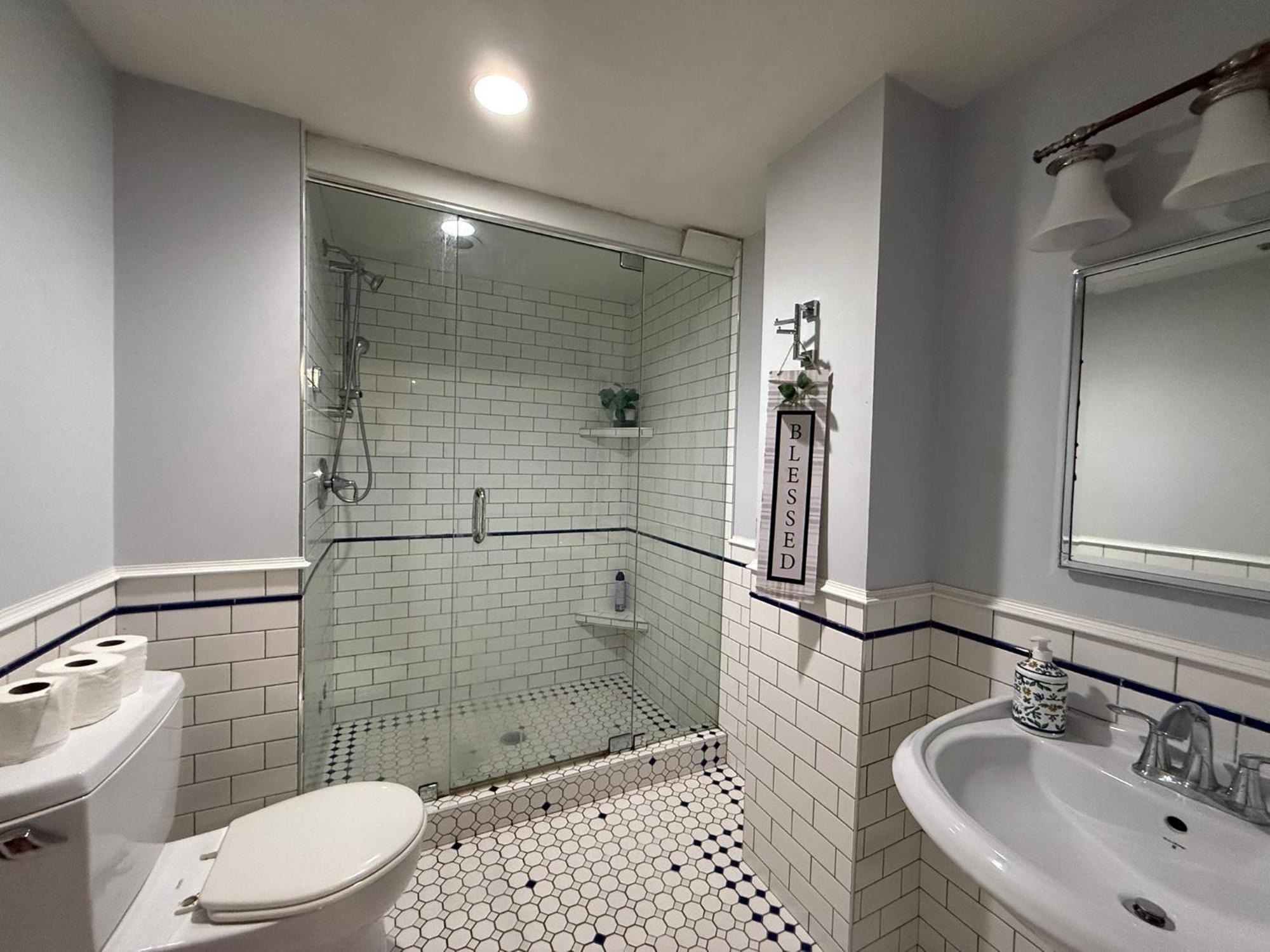 Home- Close To Shopping, Beach, Ubc And Downtown Homestay *