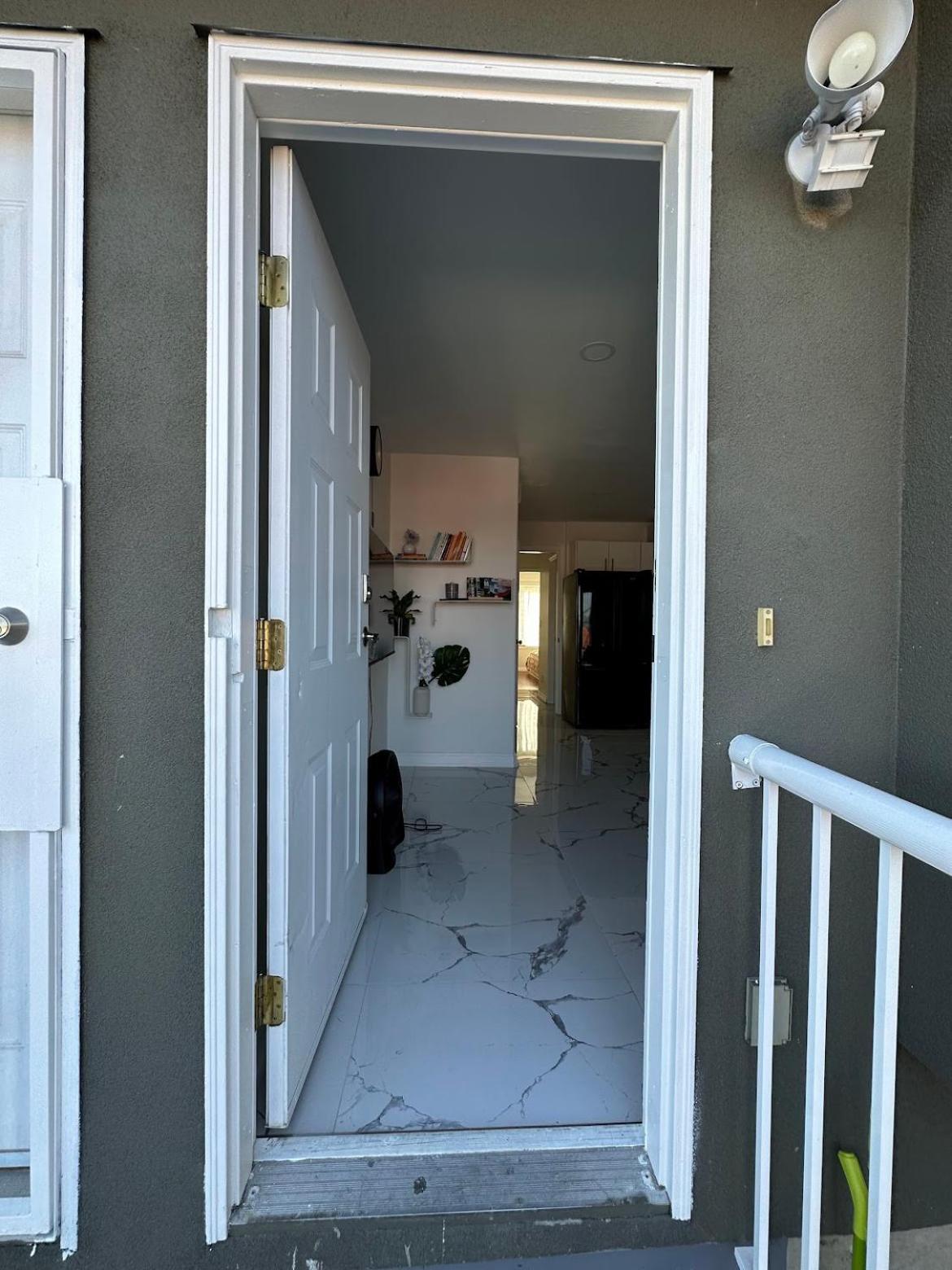 2br 1ba Guest With King Bed - Free Parking - Renfrew Station - Location Homestay Vancouver