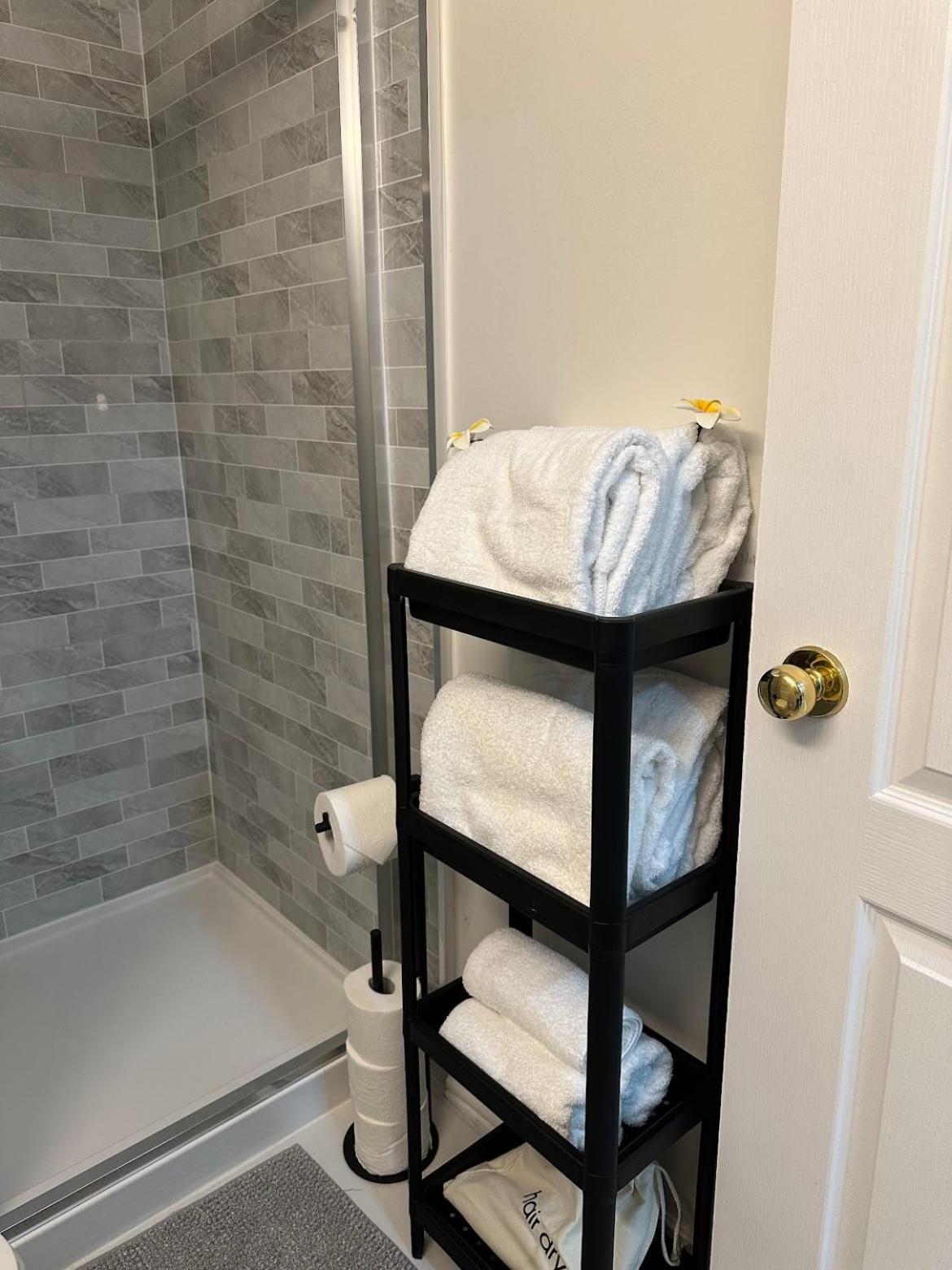 2br 1ba Guest With King Bed - Free Parking - Renfrew Station - Location Homestay *
