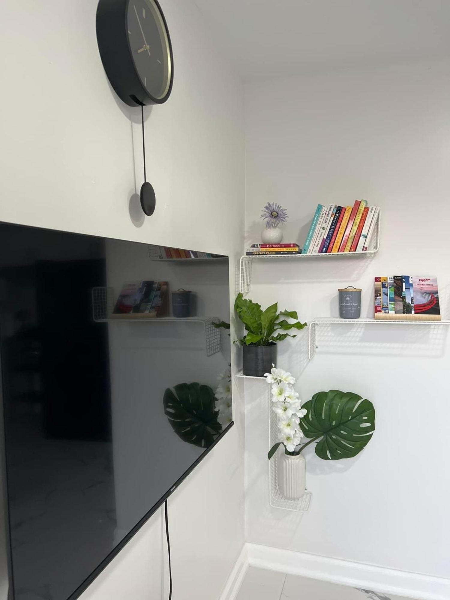2br 1ba Guest With King Bed - Free Parking - Renfrew Station - Location Homestay