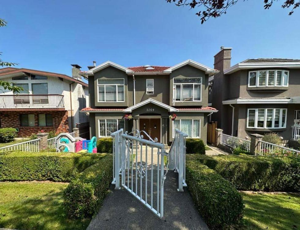2br 1ba Guest With King Bed - Free Parking - Renfrew Station - Location Homestay Vancouver