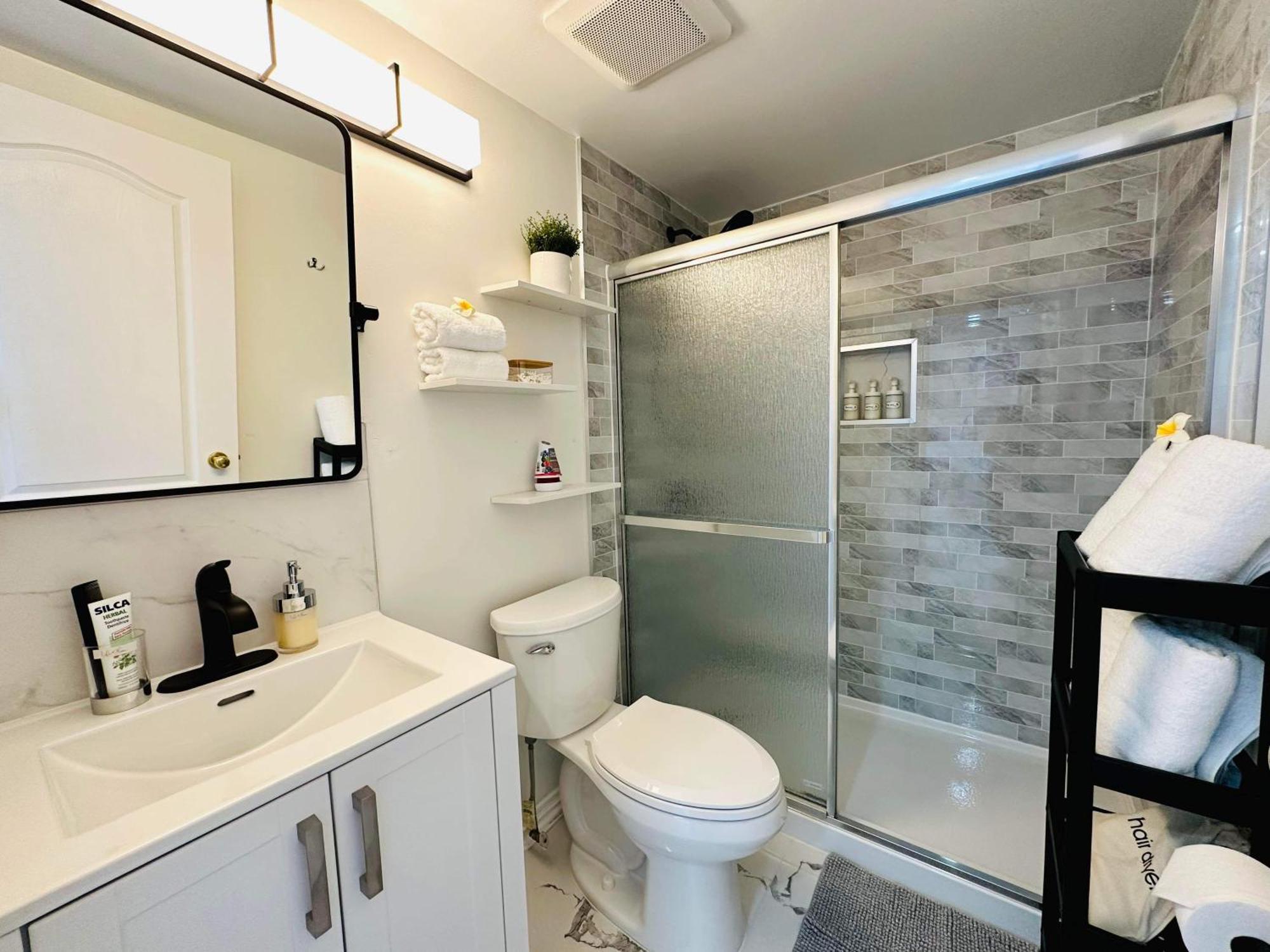 2br 1ba Guest With King Bed - Free Parking - Renfrew Station - Location Vancouver