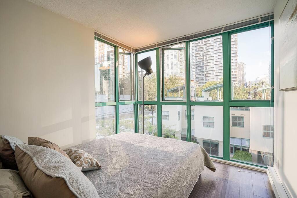 Yaletown Gorgeous Unit Steps From The