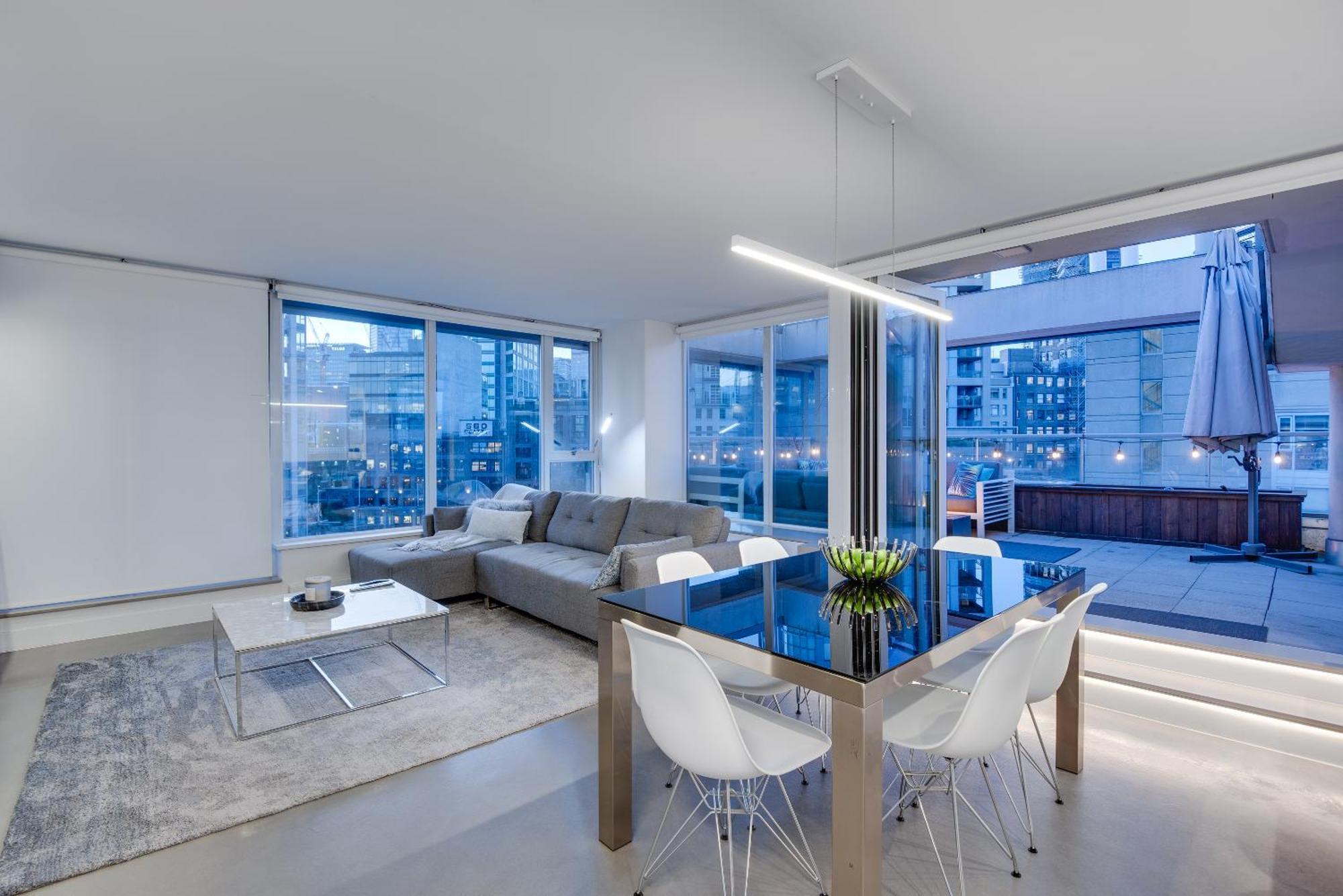 One-of-a-kind Luxury 3 Bed Penthouse W/ Huge Private Patio, Hot Tub & Firetable! *