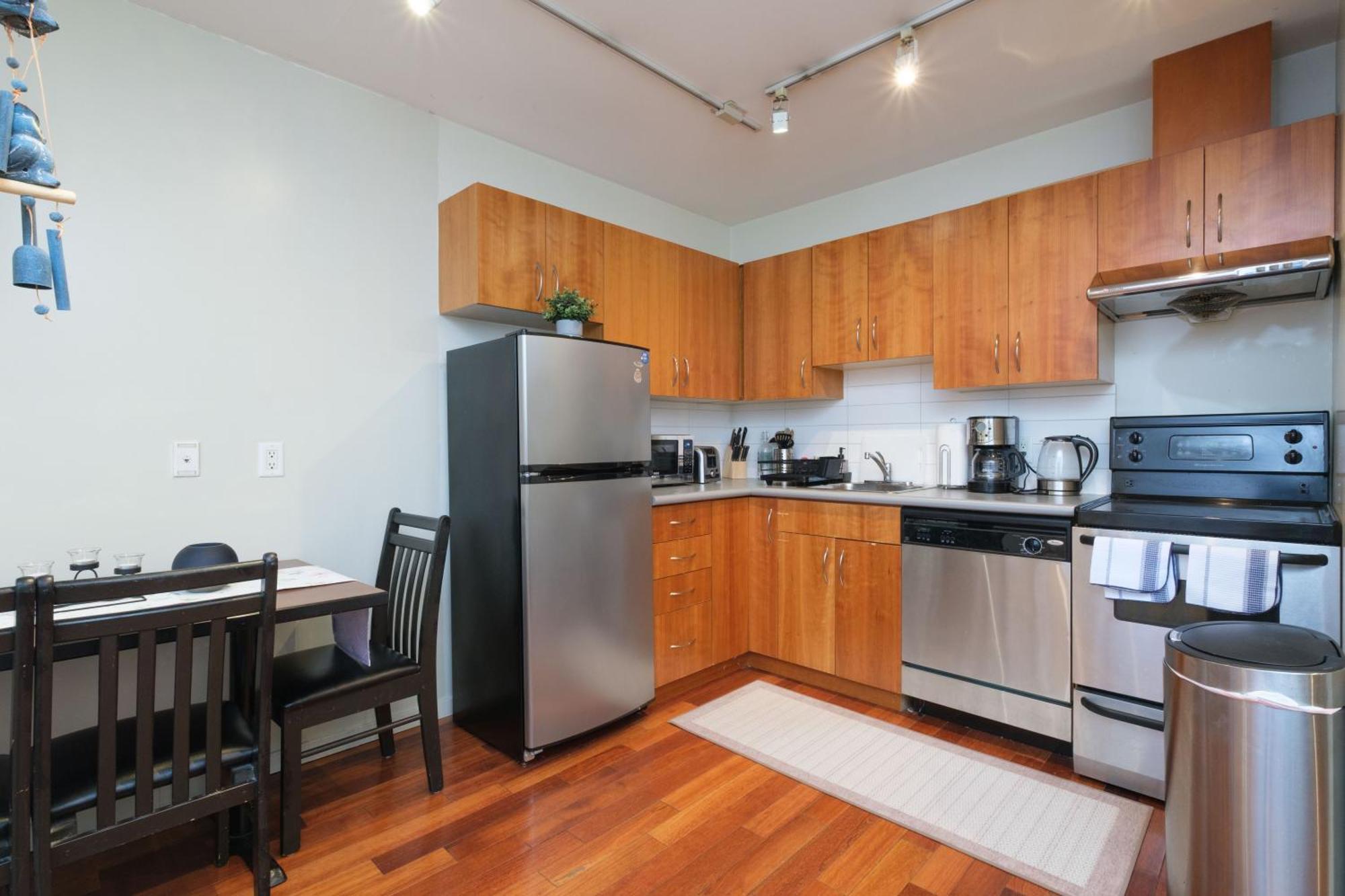 Charming Downtown Near Waterfront Station Apartment