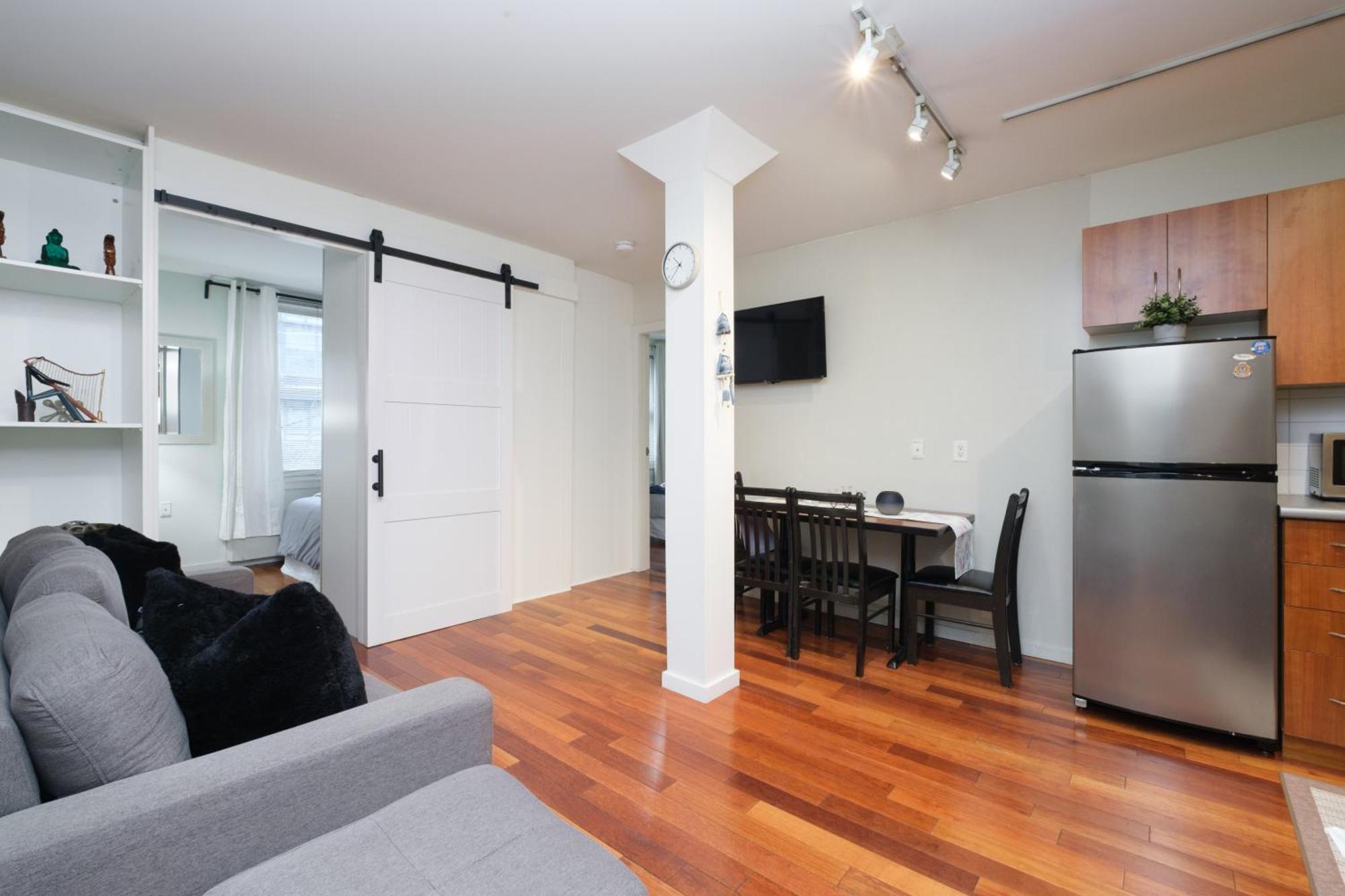 Charming Downtown Near Waterfront Station *