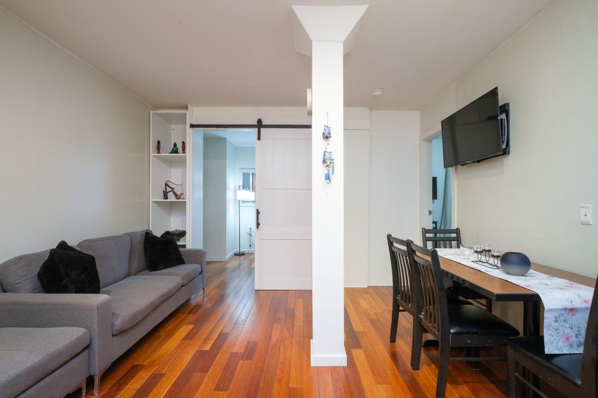 Charming Downtown Near Waterfront Station Apartment *