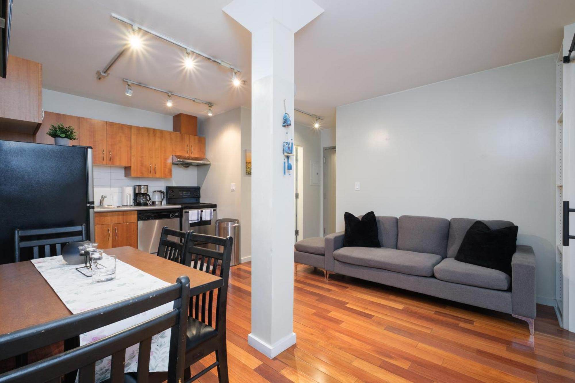 Charming Downtown Near Waterfront Station *