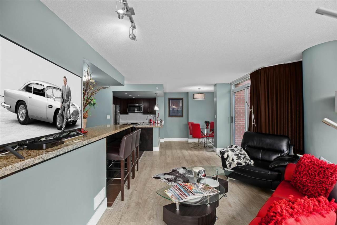 Gorgeous Oasis In The Heart Of Downtown - A Rare Find! *