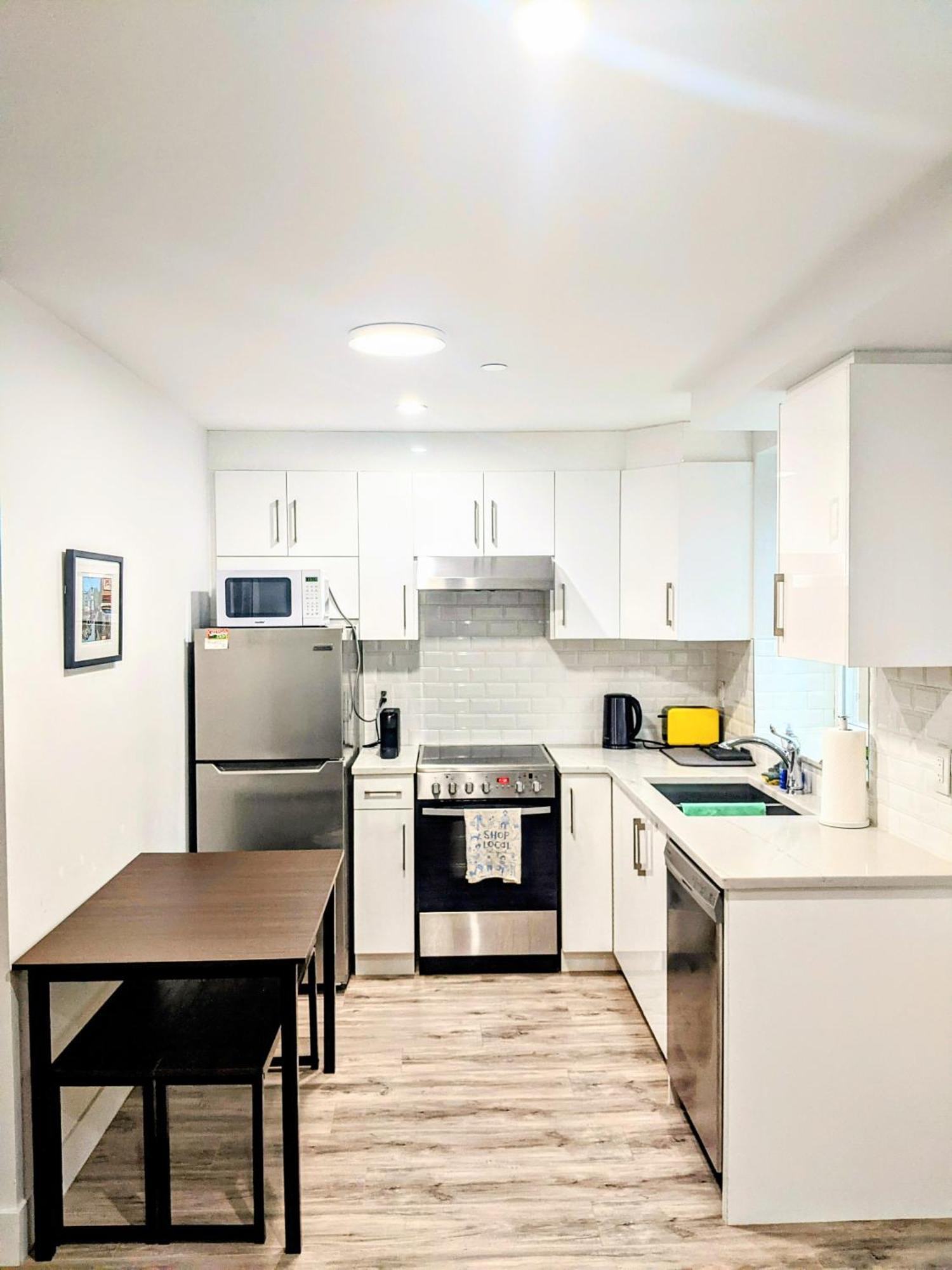 Apartment 2 Bedrooms Free Parking Location *