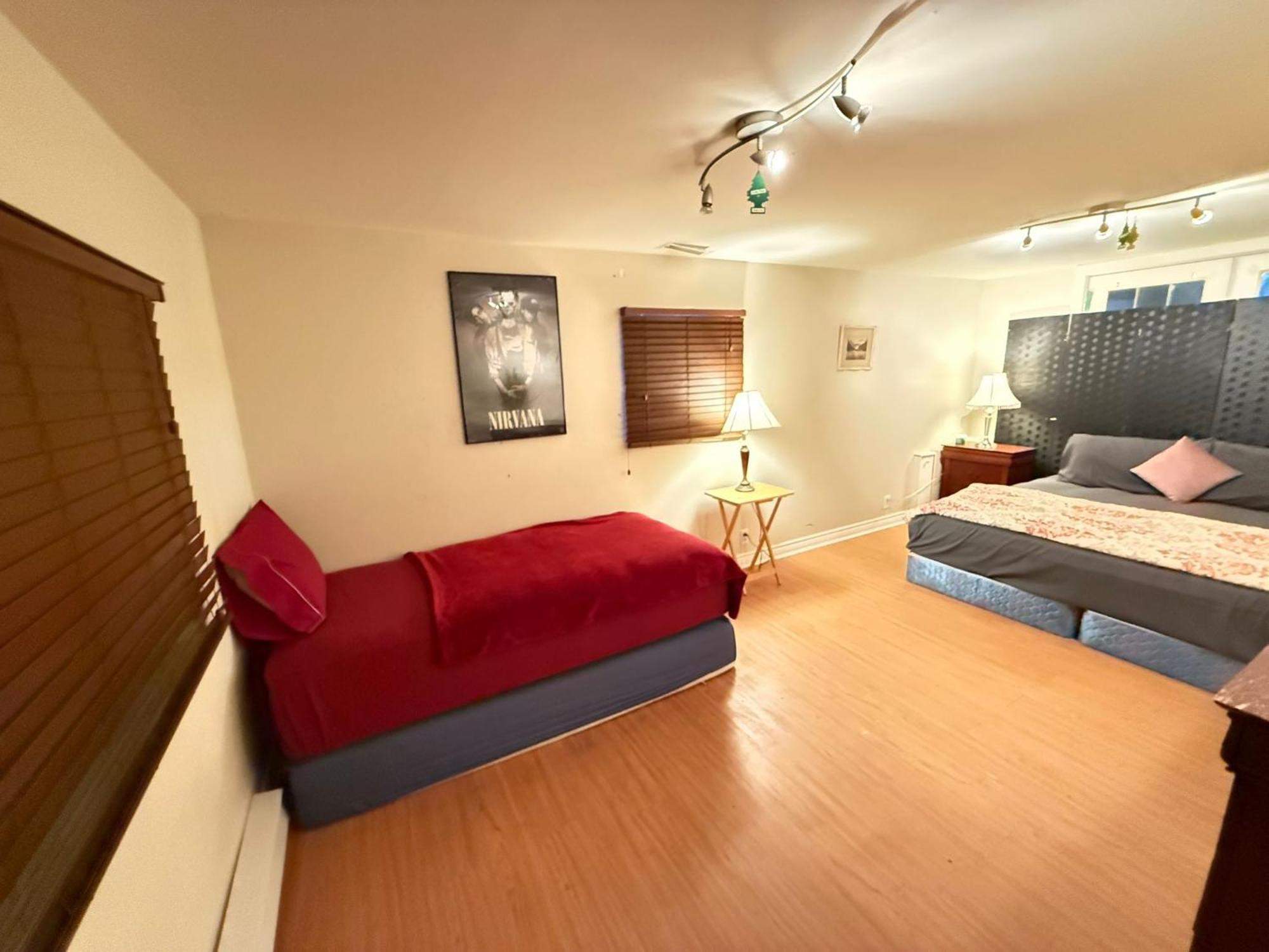 Stay- Near Kitsilano Beach, Ubc & Downtown Homestay