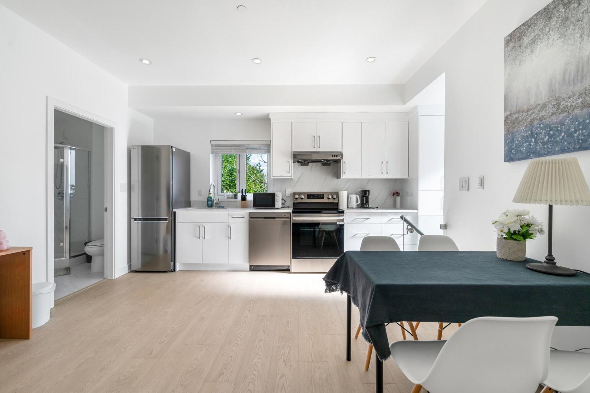 Charming 2-bd Retreat In The Heart Of * Vancouver