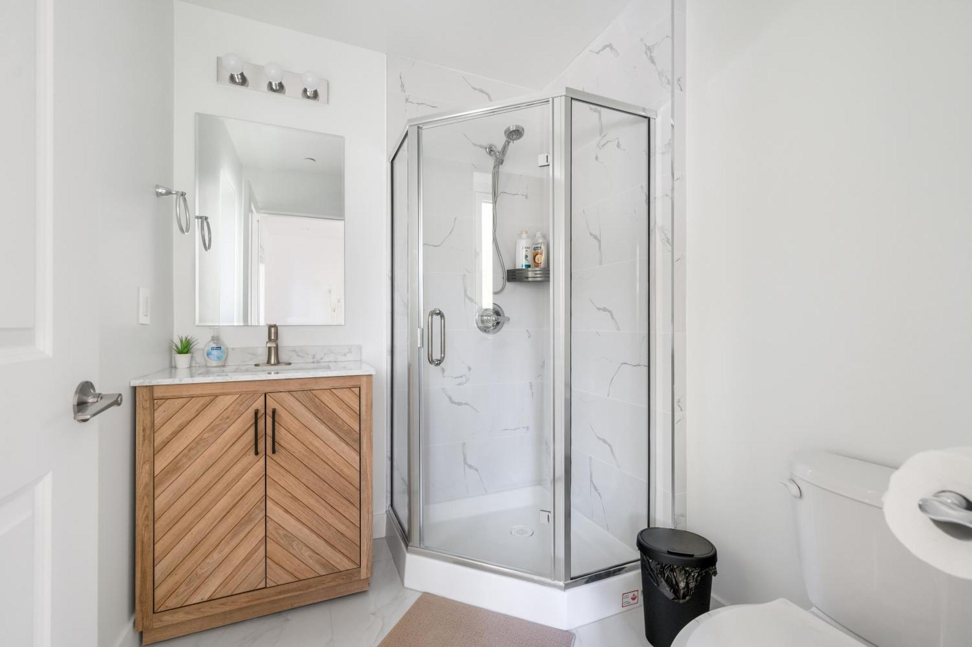 Charming 2-bd Retreat In The Heart Of * Vancouver