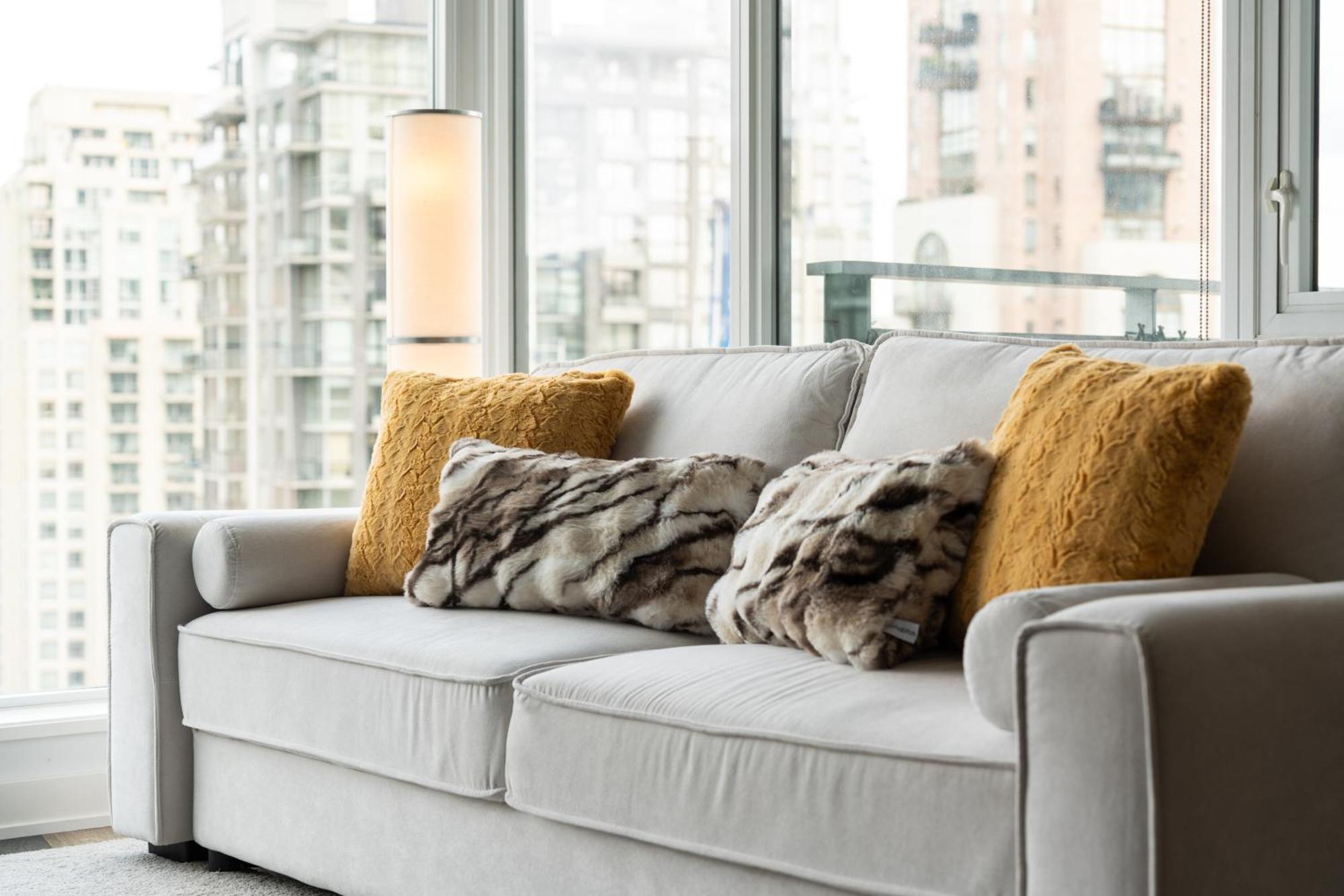 Elegant Two Bedroom Retreat Breathtaking Ocean And Skyline Views *
