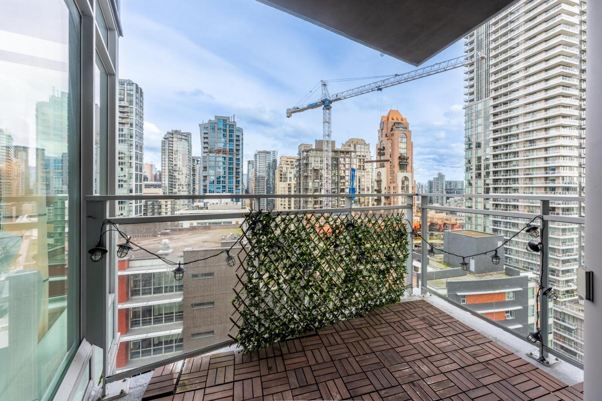 Apartment Elegant Two Bedroom Retreat Breathtaking Ocean And Skyline Views *