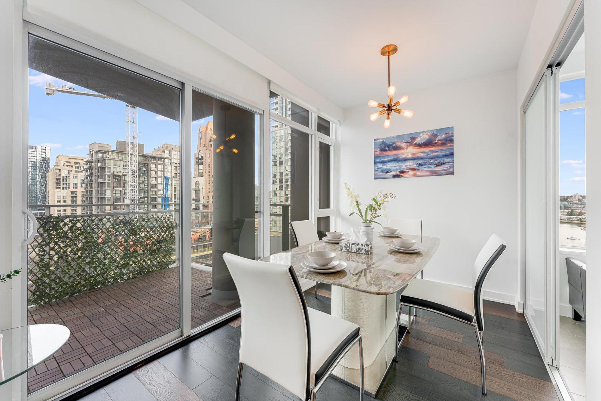 Elegant Two Bedroom Retreat Breathtaking Ocean And Skyline Views Apartment *