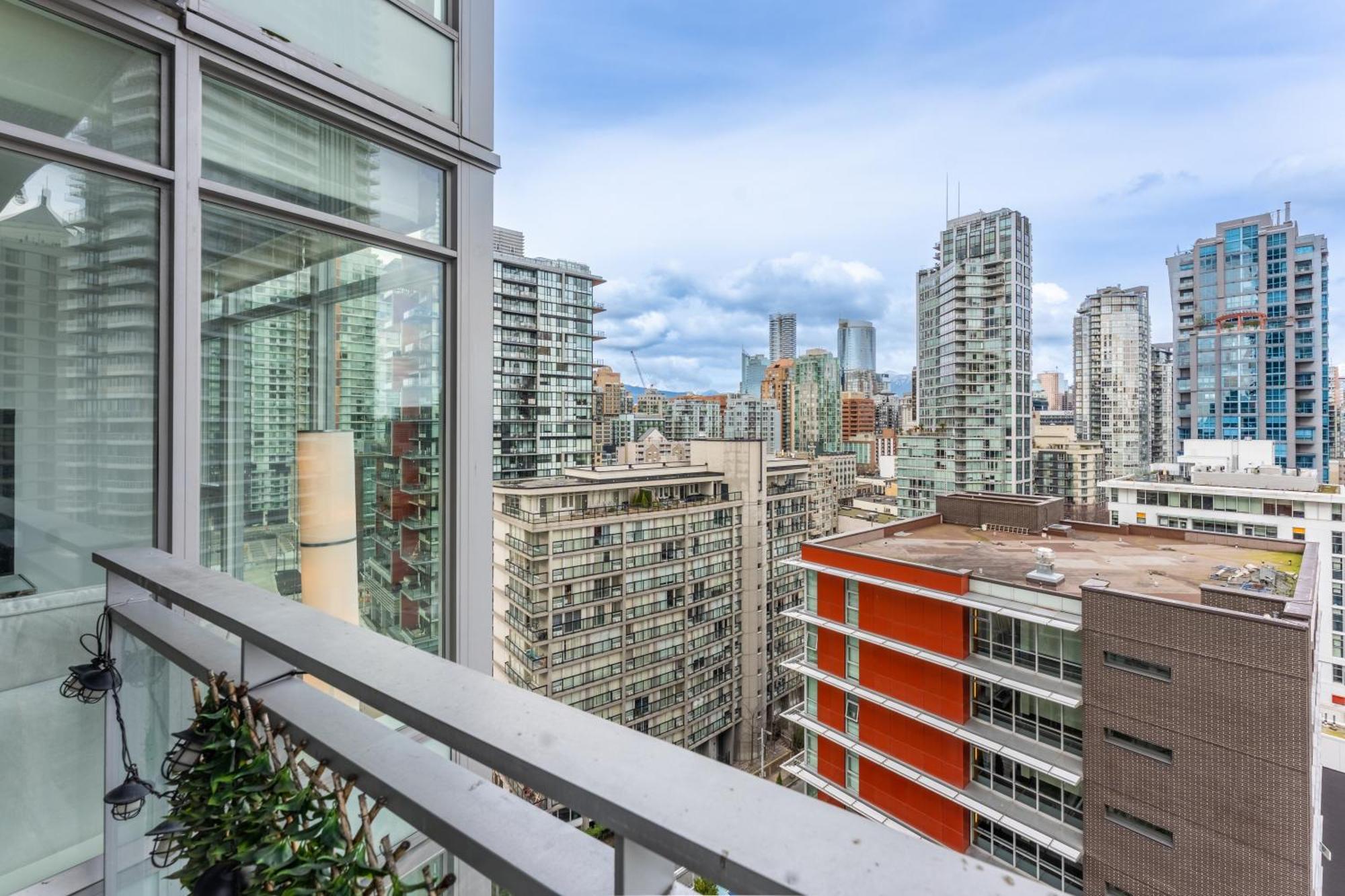 Apartment Elegant Two Bedroom Retreat Breathtaking Ocean And Skyline Views Vancouver