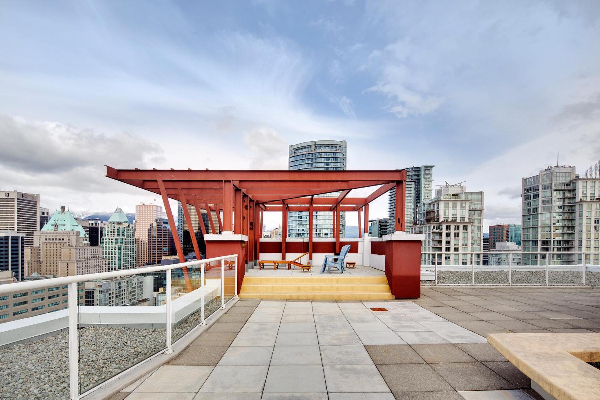 Stylish Two-story Loft With Rooftop Deck *