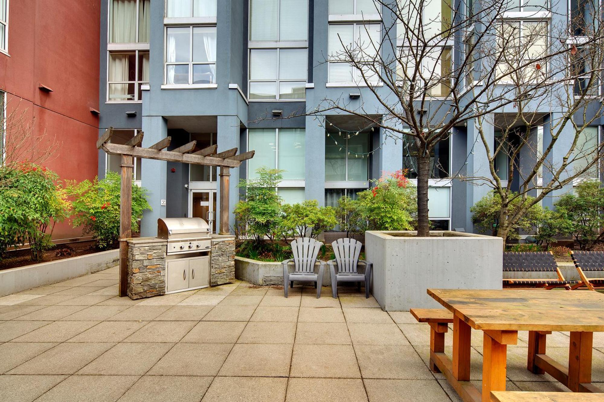 Stylish Two-story Loft With Rooftop Deck Vancouver