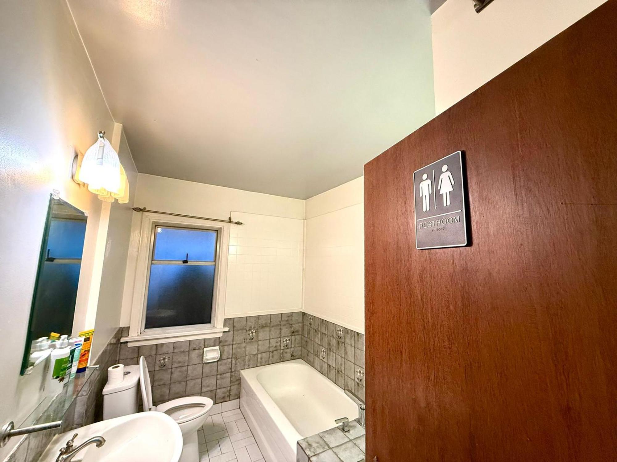 Charming Near Restaurants, And Transit Vancouver