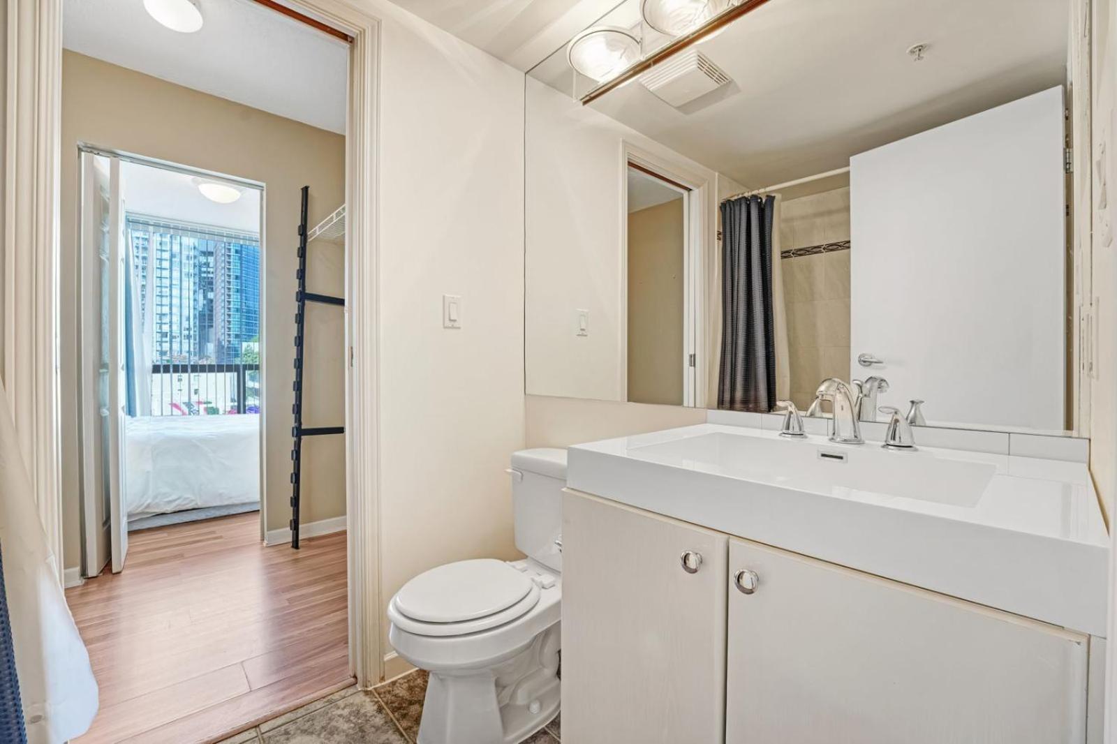 Apartment Chic And 2br Next To Yaletown Nightlife