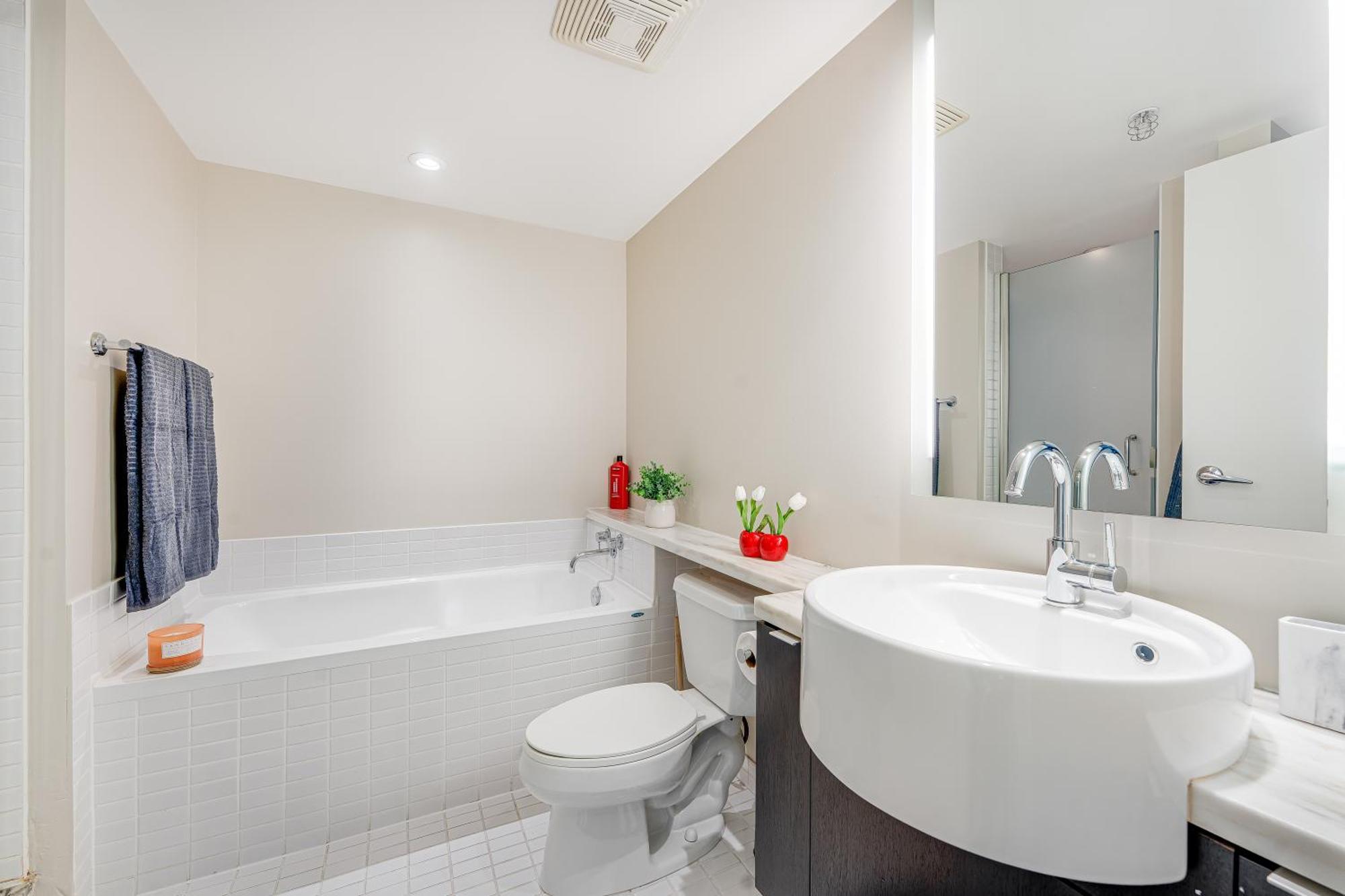 Panoramic Perfection Designer 2br With Views And Comfort *