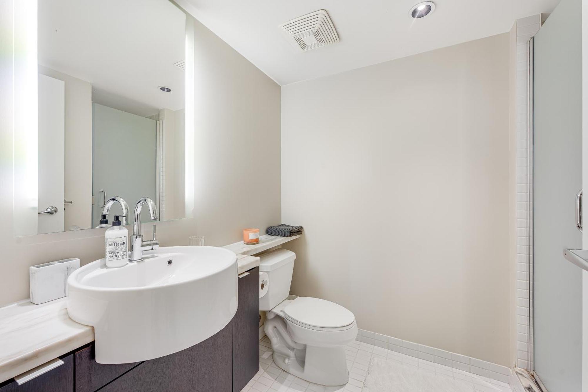 Panoramic Perfection Designer 2br With Views And Comfort Vancouver
