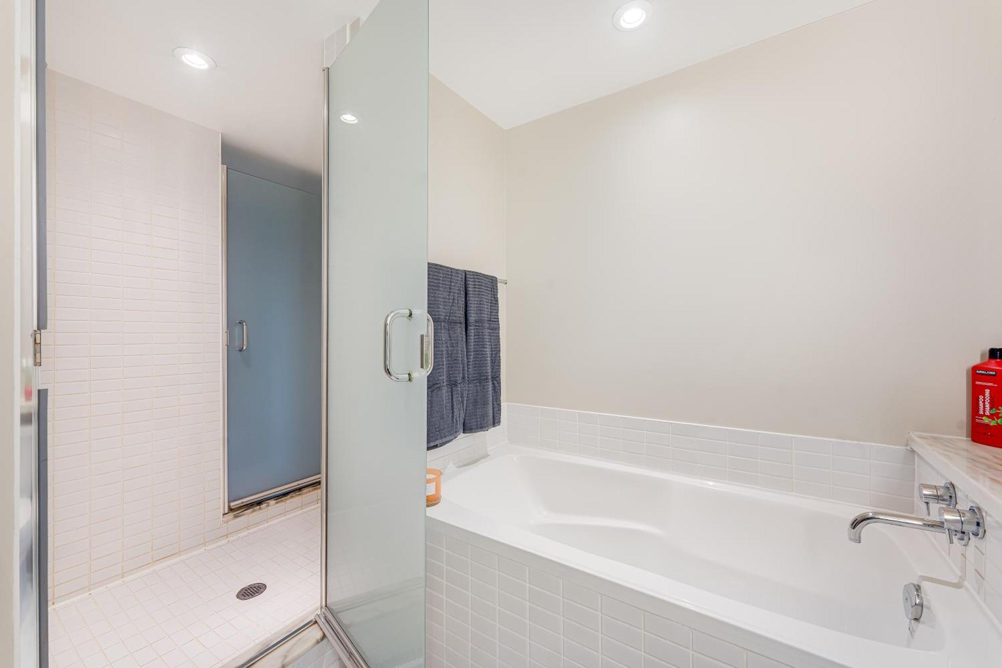 Panoramic Perfection Designer 2br With Views And Comfort * Vancouver