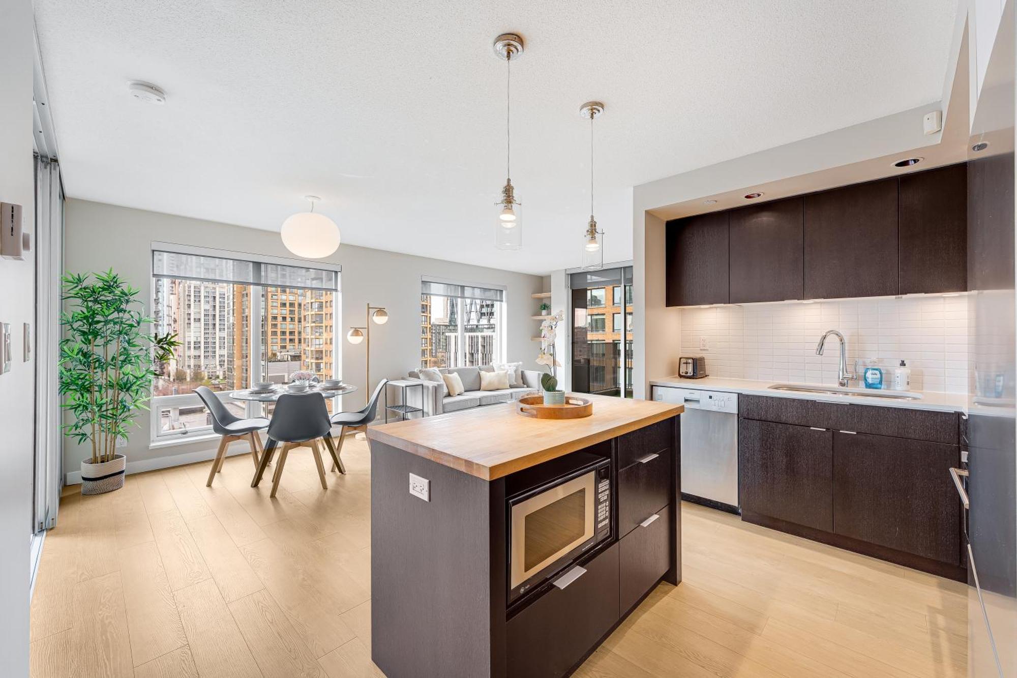 Panoramic Perfection Designer 2br With Views And Comfort Vancouver