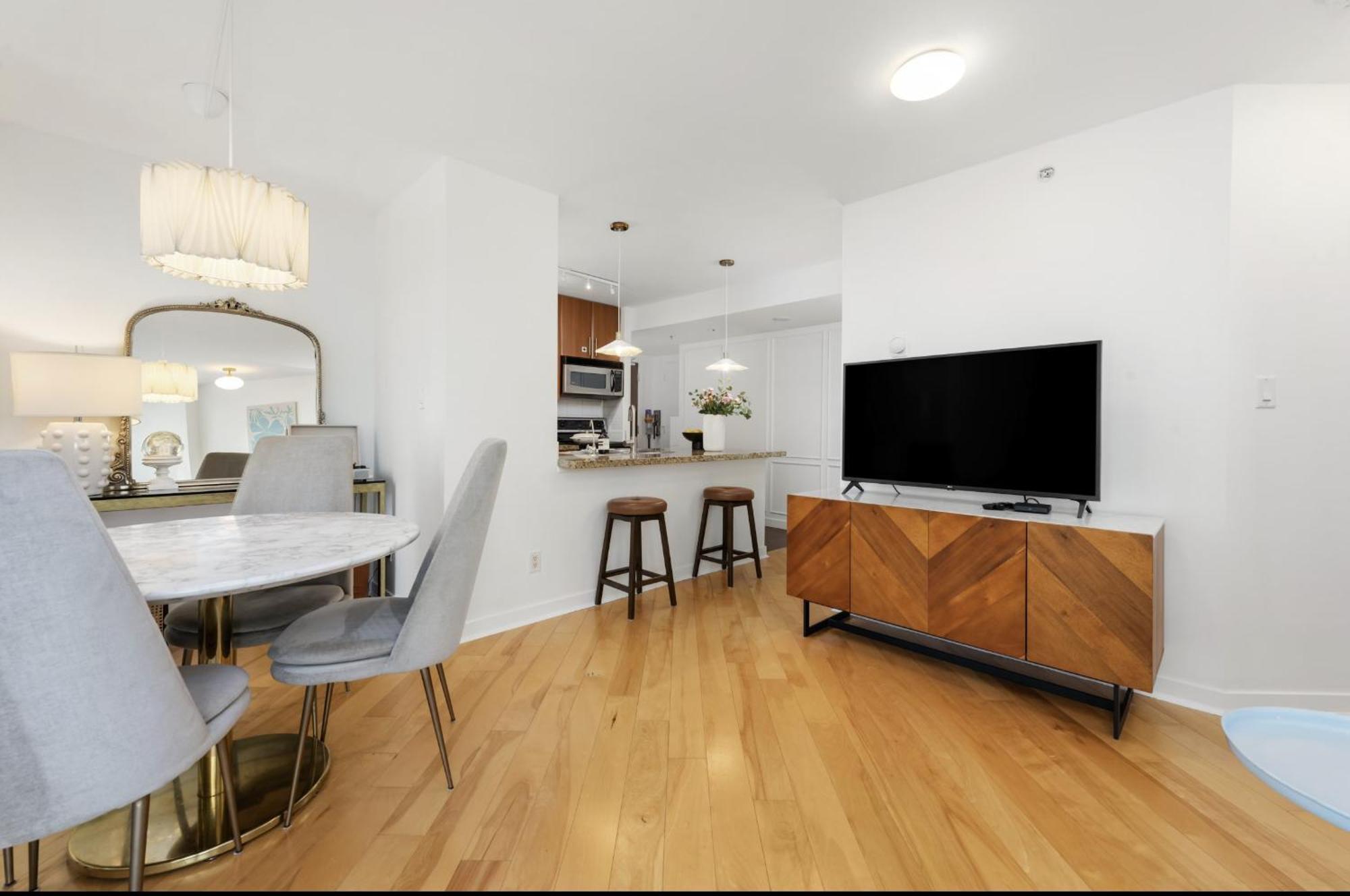Lovely One-bedroom With Pool, Hot Tub, And Gym In The Heart Of Downtown, Skytrain 3min Away Apartment *