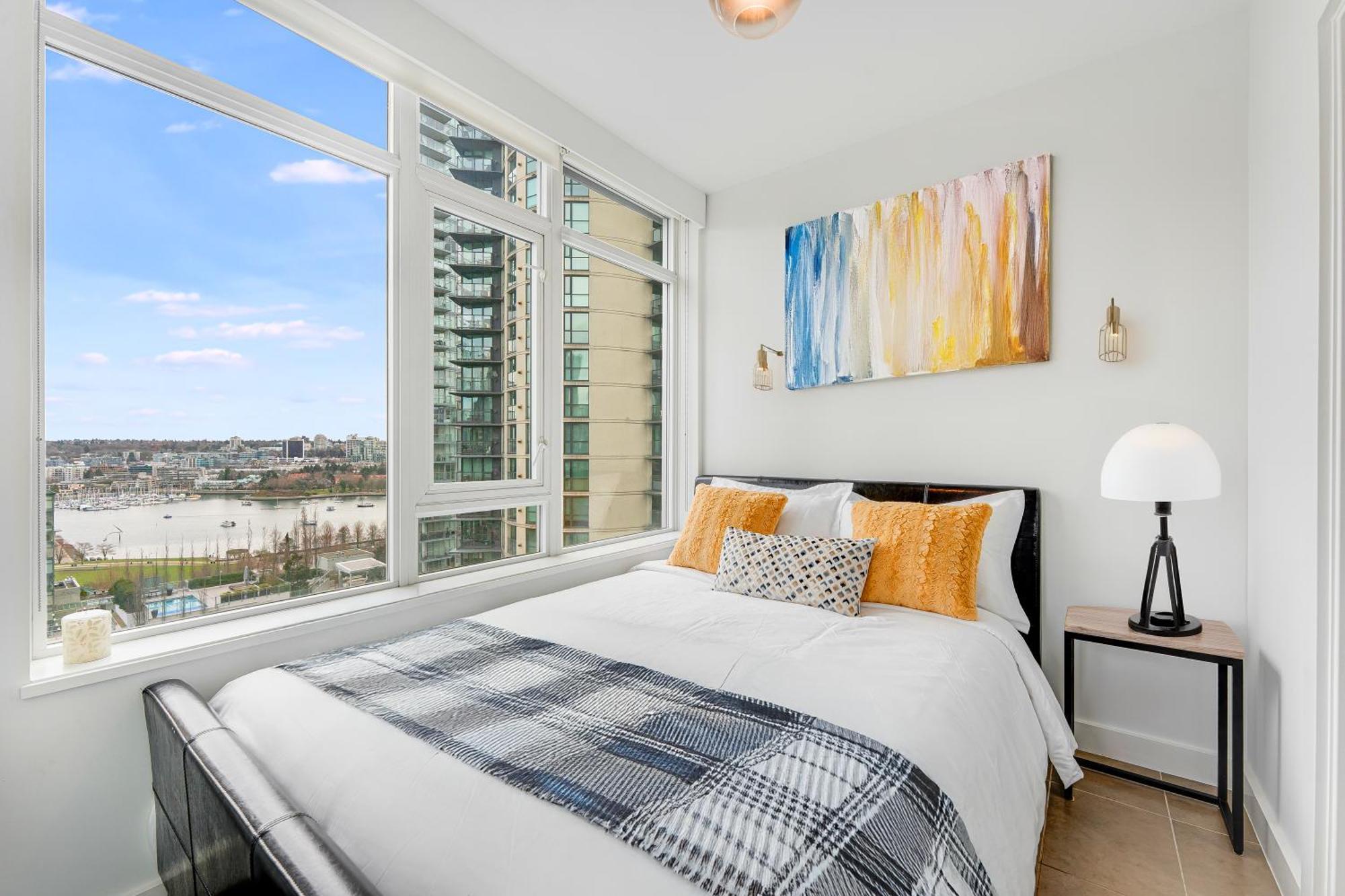 Apartment Elegant Two Bedroom Retreat Breathtaking Ocean And Skyline Views Vancouver