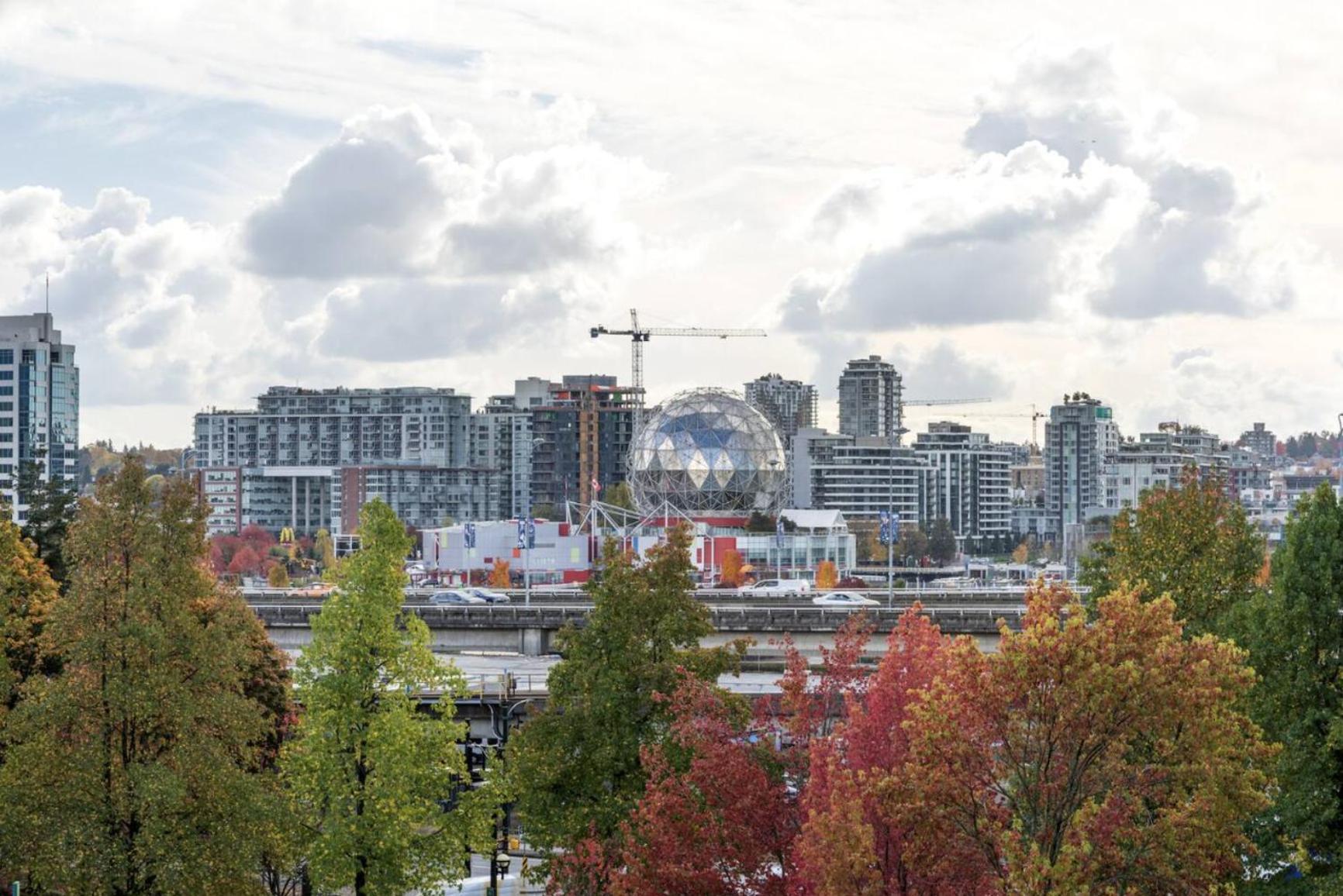 Spacious 1br&office,views,freeparking,amenities