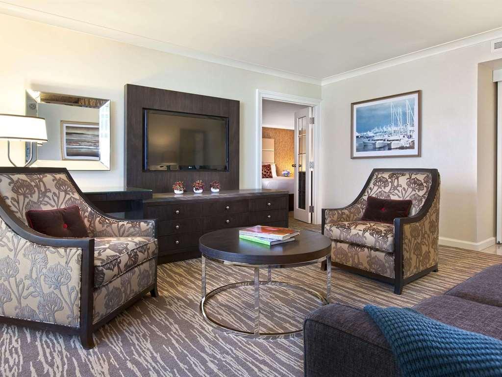 Fairmont Waterfront Hotel 5*
