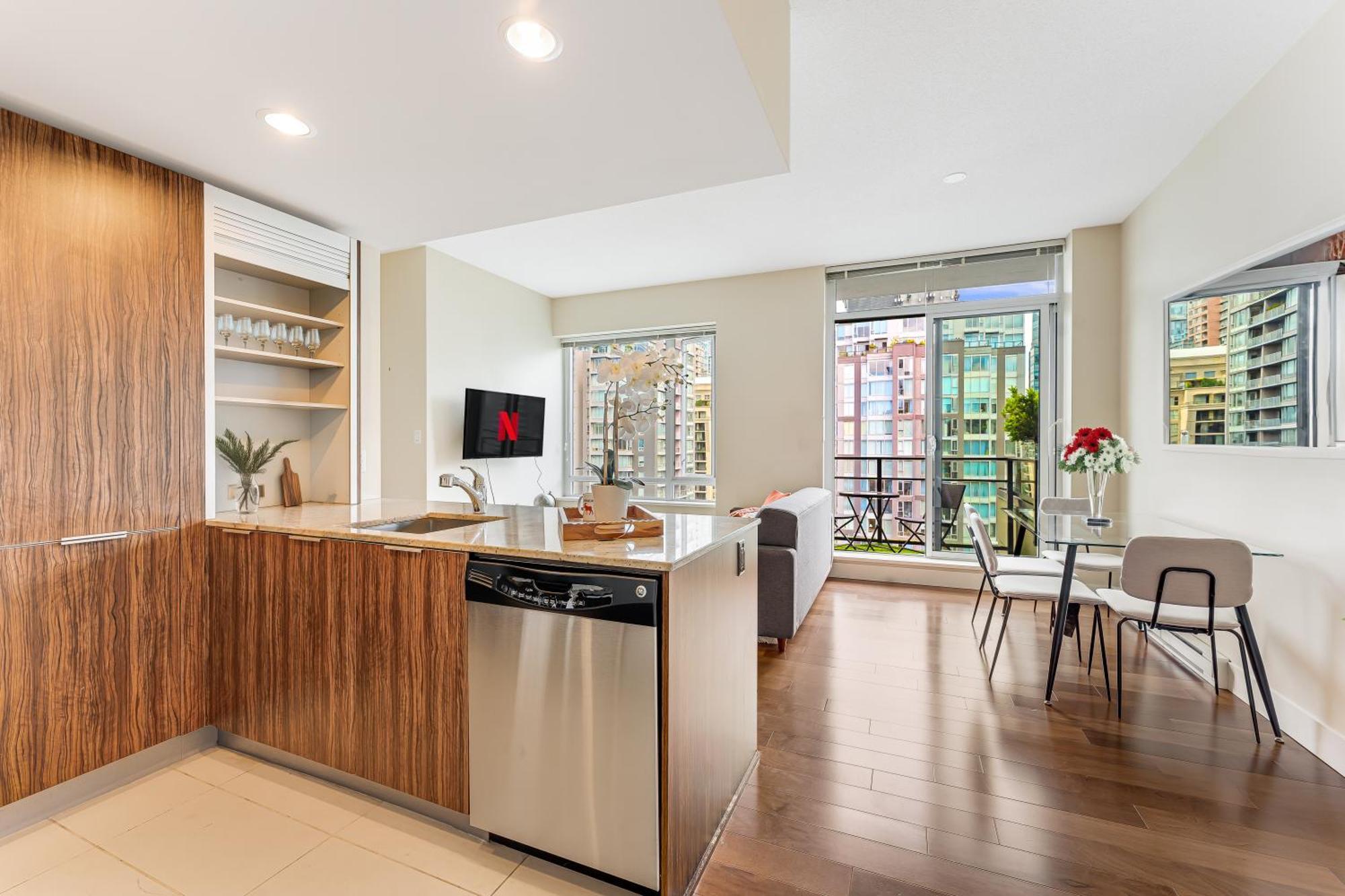 Urban Living At Its Finest 1br In Yaletown Apartment *