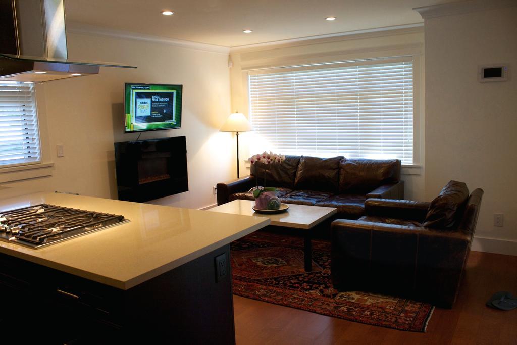 Custom Built 3Bedroom Home In Kitsilano Holiday home
