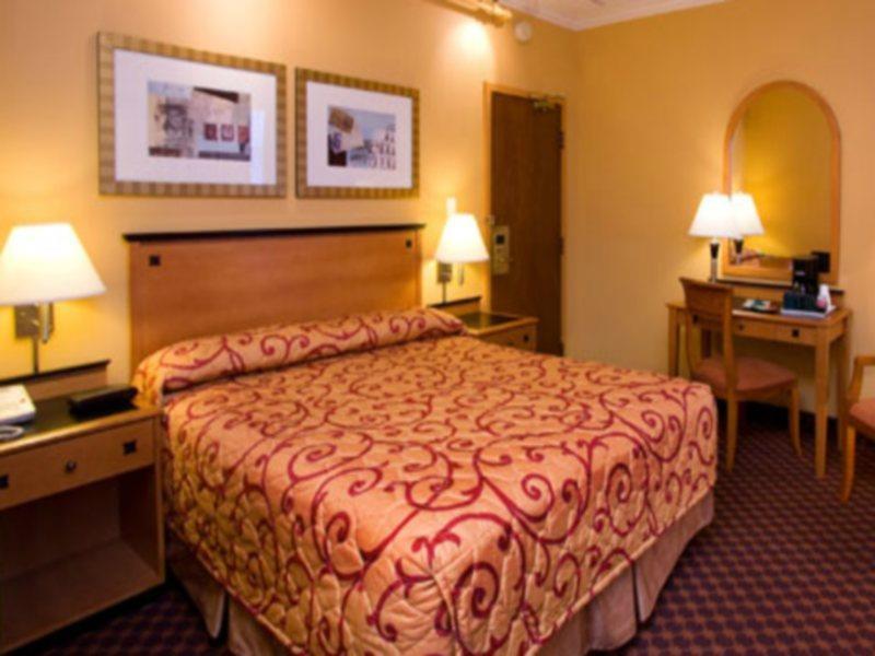 Howard Johnson By Wyndham Downtown Vancouver