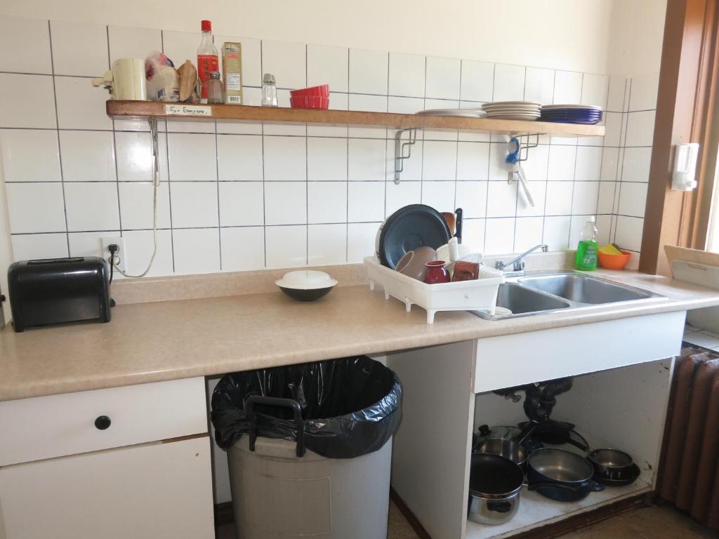 C&n Backpackers Hostel *