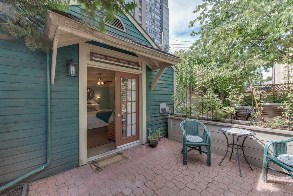 Bed & Breakfast O Canada House 4*