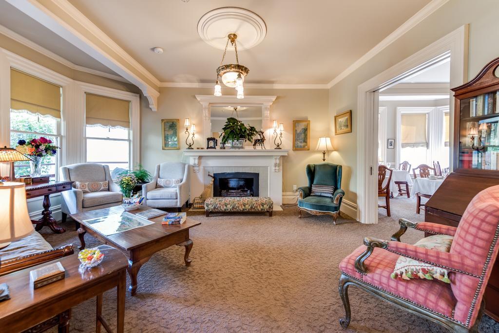 Bed & Breakfast O Canada House
