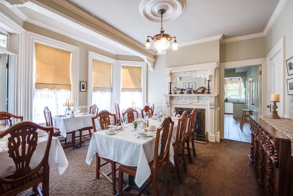 O Canada House 4*
