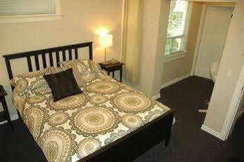 Cambie Bed & Breakfast 3*