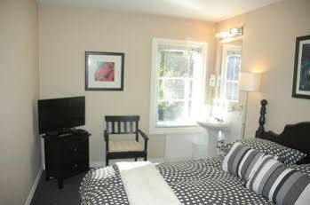 Cambie Bed & Breakfast 3*