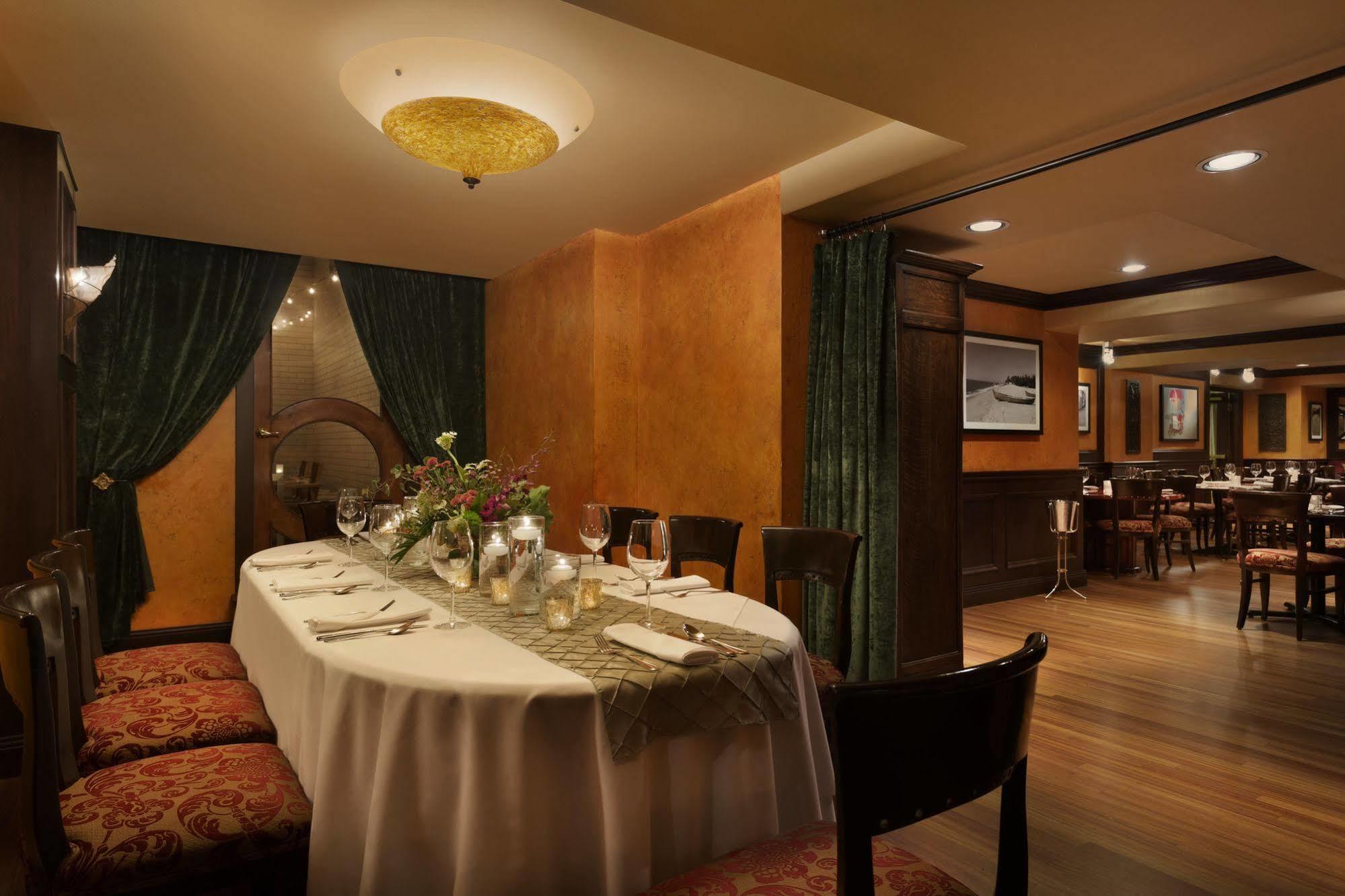 Hotel Le Soleil By Executive Vancouver