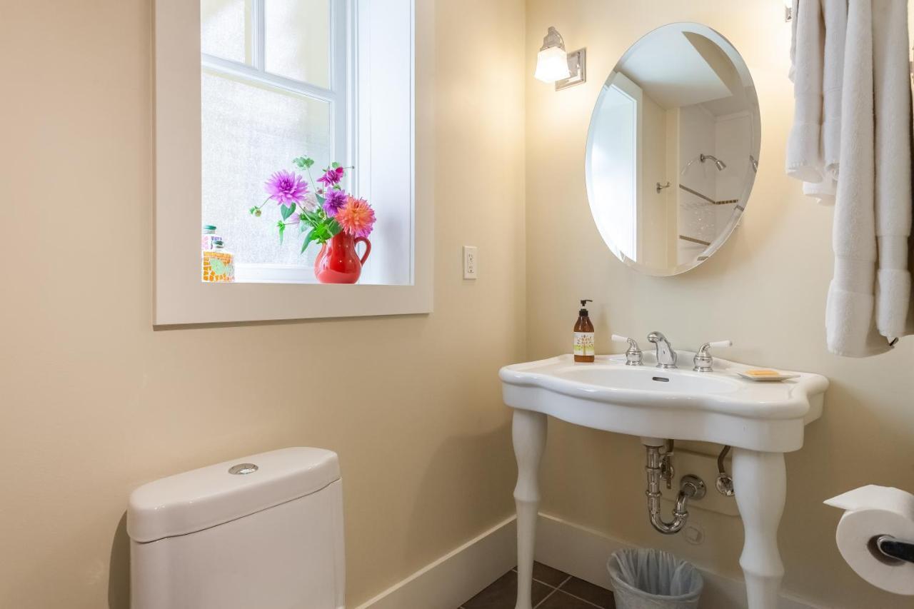 Beautiful, Quiet 3br In Posh Kitsilano Apartment *