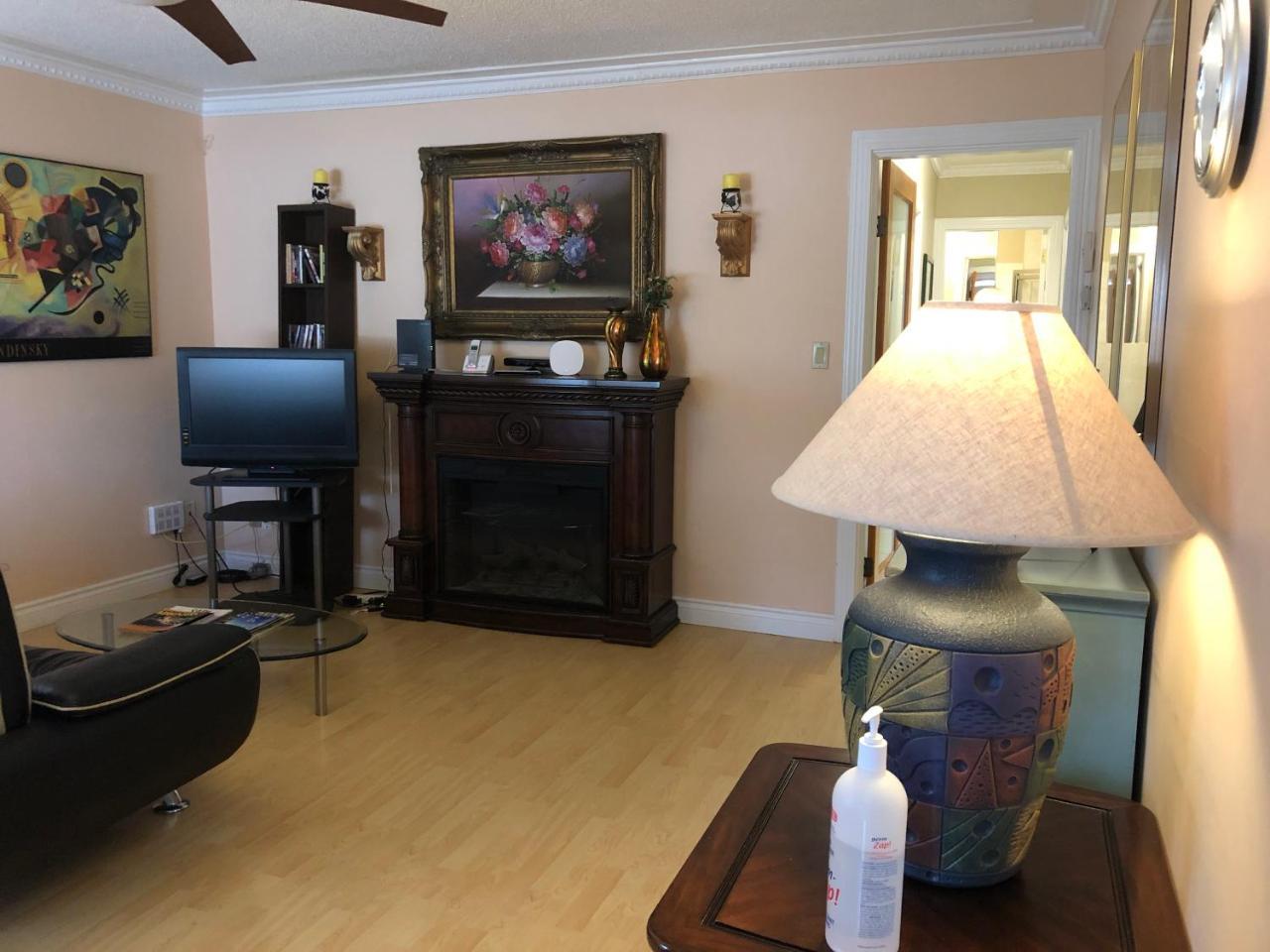 Cozy Bedrooms Guest House Vancouver